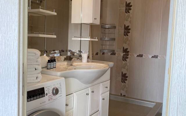 Semeynye Dvukhurovnevye Aysberg Apartments