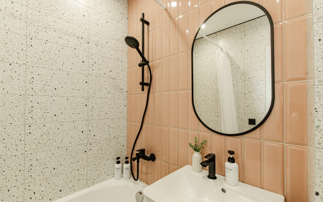 2 Kom S Dizaynerskim Remontom V Tsentre Flat