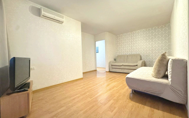 Квартира Двухкомнатная с Балконом и Кондиционером в Центре на Весенней