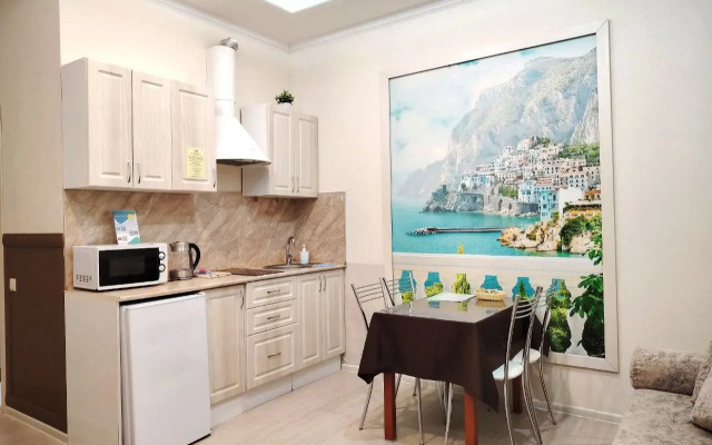 Na tsokol'nom etazhe spasayushchiye ot zhary s kukhonnoy zonoy Flat