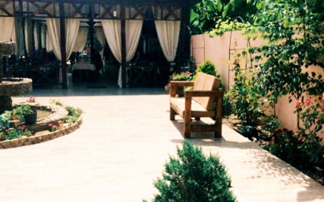 Dinastiya Guest House