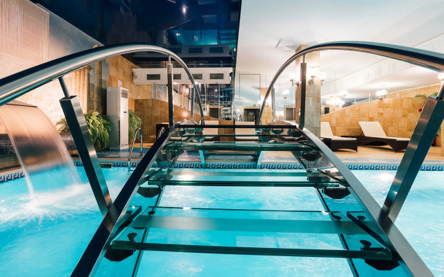 Отель Амбассадори