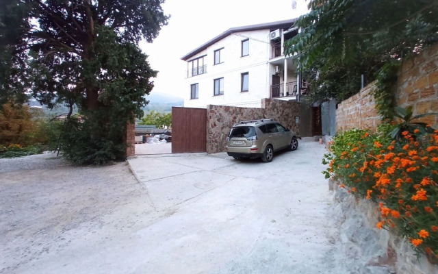 Na Bolshevistskoy 5 Private House