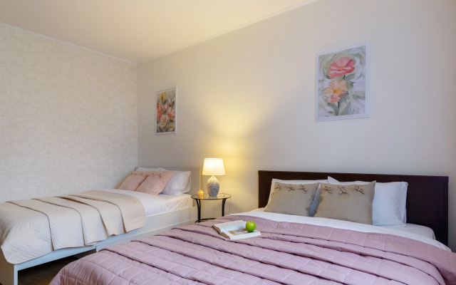 Semejnaya Dvuhkomnatnaya u Zooparka s Gamakom na Lodzhii Flat
