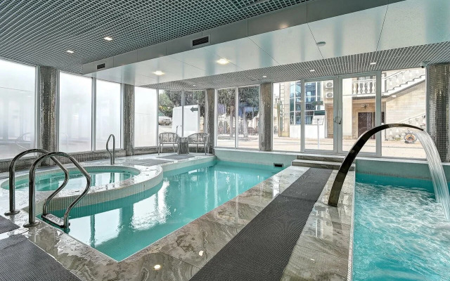 Semeinye u morya s basseinom Apartment