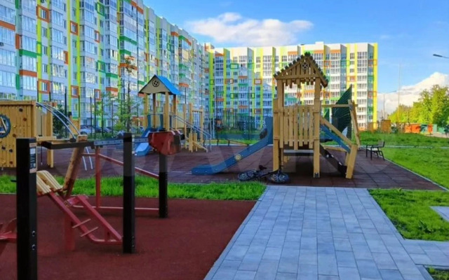 Sovremennaya studiya s vidom na les Flat