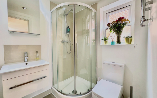 Damos Living - Superb Business En-Suite Studio Apartments