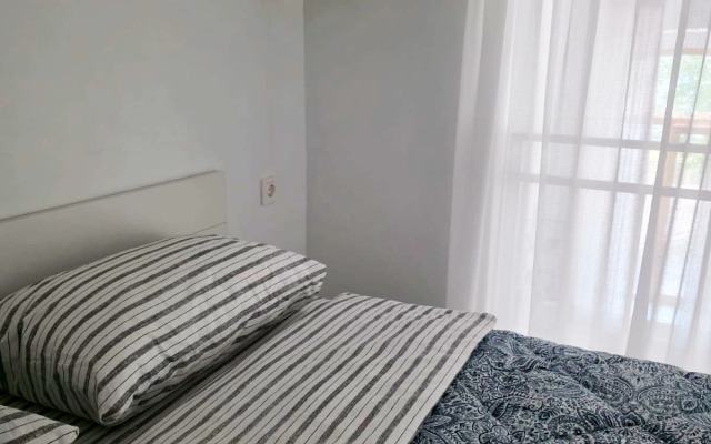 Novye S Vysokimi Oknami Na Peshekhodnoy Ulitse Apartments