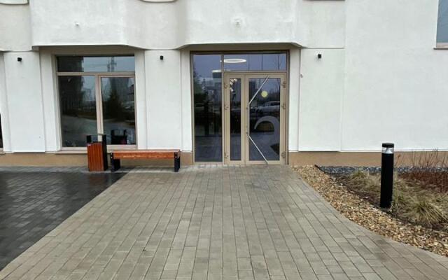 Evkalipt s Dizaynerskim Remontom v Sovremennom Rayone Apartments