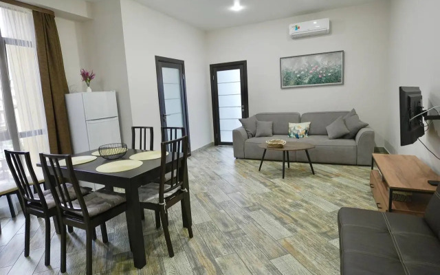 Квартира Огромная трехкомнатная квартира напротив подъемника