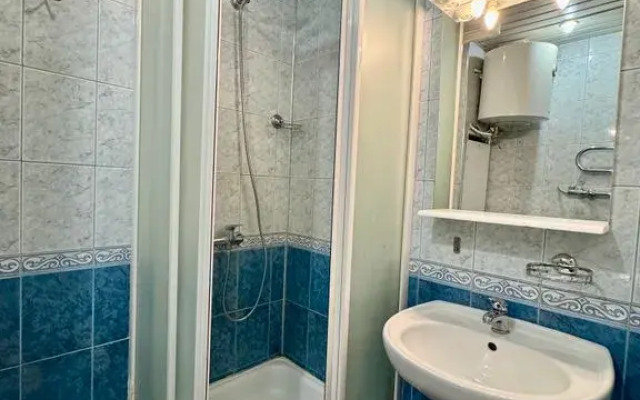 U Ploschadi Trekh Vokzalov Flat