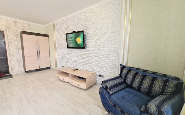 1komn 3khmestny Standart Neftyaniki Apartments!