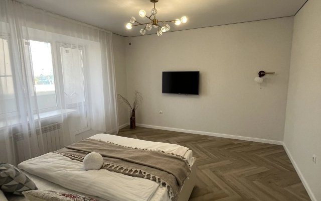 Kvartira na pervom etaze s oknami na parkovku