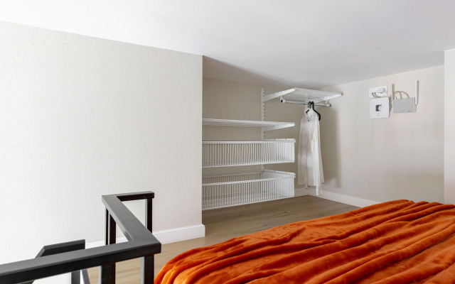 Dizaynerskaya studiya Orange Room u Nevskogo prospekta Flat