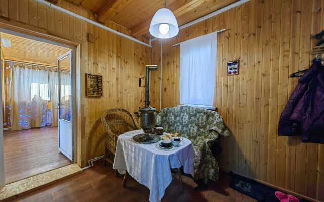 Na Flotskoy Guest House