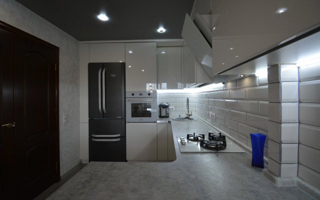 Квартира трёхкомнатная с двумя уборными лифтом и балконом