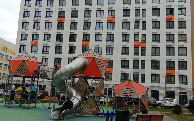 S oknami vo dvor Flat