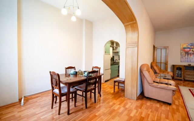 Gold Triangle BM 11 Apartments