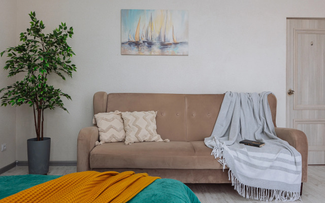 Dushevnaya, uyutnaya v parke na beregu ozera Flat