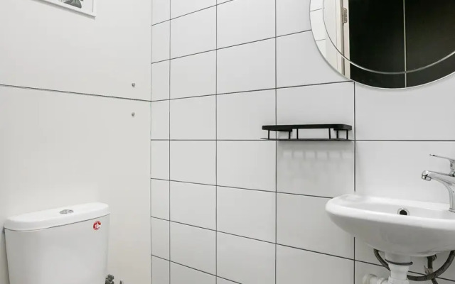 Flat Kvartira Prostornaya Chetyirehkomnatnaya u Metro Okskaya  Flat