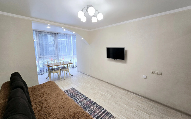 Prostornaya S Basseynom Vo Dvore Flat