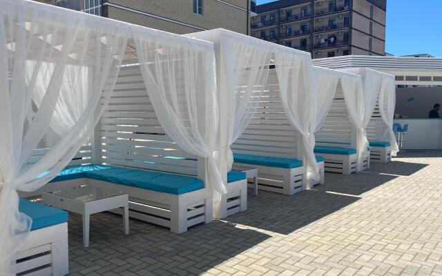 S basseynom u morya Apartment