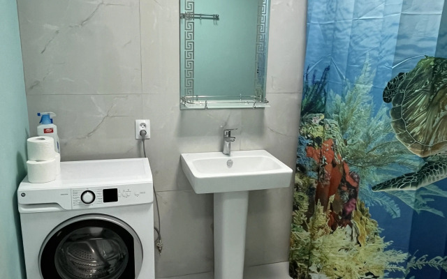 Uyutnaya Kvartira s Morem Cherez Dorogu Flat