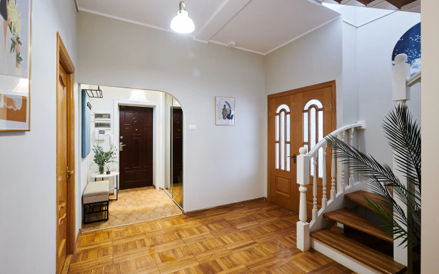 Квартира GM Apartments Двухуровневая с мансардой у Патриарших Прудов