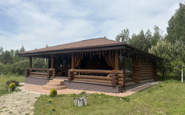 Частный дом из бревна с баней