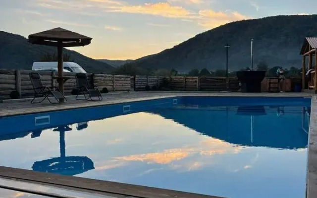 S baney, basseynom i mangalom Private house