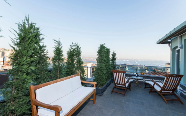 Jacuzzi across Bosphorus Apartments