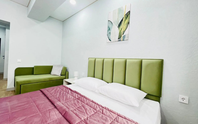 Uyutnaya Studiya S Basseynom Na Territorii Apartments