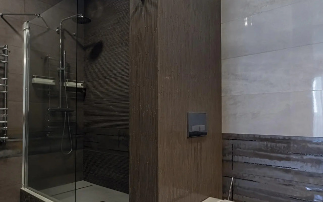 Roskoshnaya dvukhurovnevaya kvartira s sobstvennoy terrasoy Flat