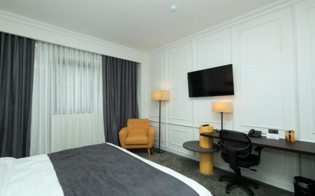 Pine Astoria Hotel (by travel agency)