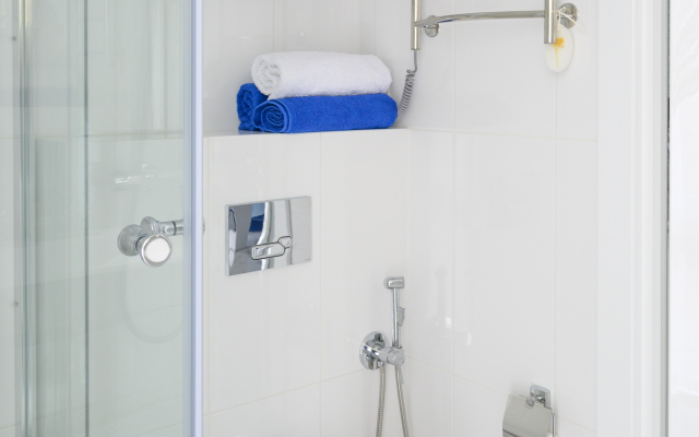 Belosnezhnaya Studiya U Morya S Lichnoy Terrasoy Apartments