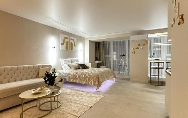 Vyshe Vsekh Flat