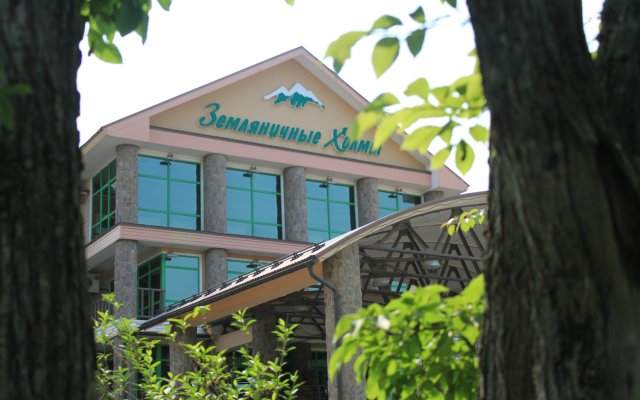Zemlyanichniye Holmy Hotel