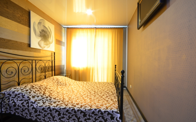 Na Naberezhnoy Na 9 Chelovek Flat