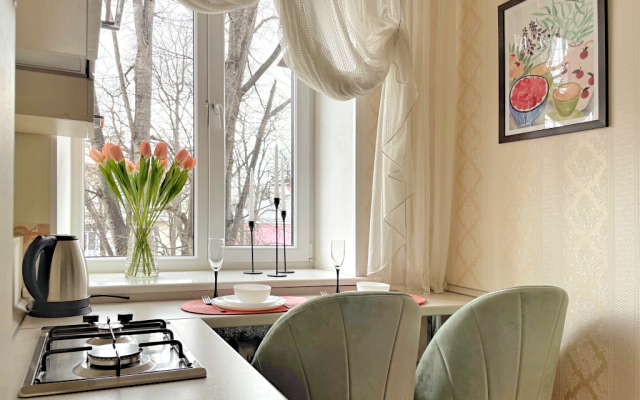 Uyutnaya na Brodvee s balkonom Flat