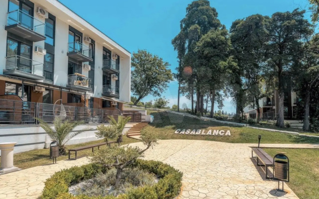 Belosnezhnaya Studiya U Morya S Lichnoy Terrasoy Apartments