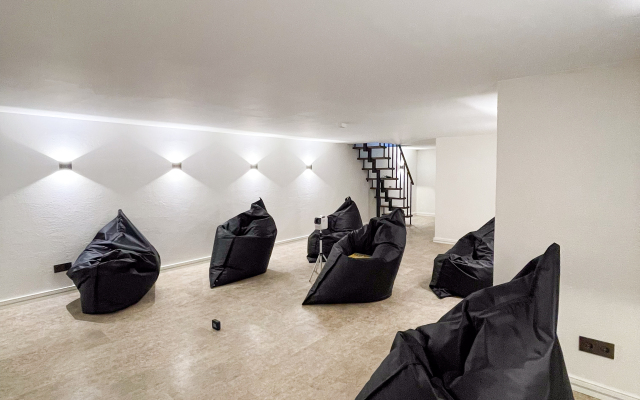 Dvukhurovnevye s basseynom Apartments