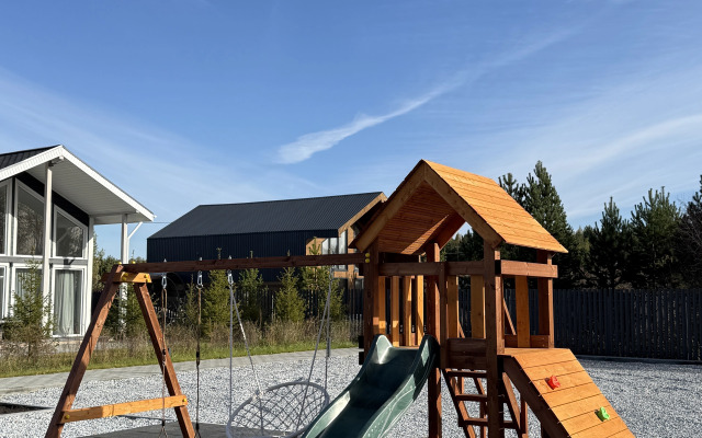 Dom s basseynom ryadom Solnechnoy dolinoy Private house