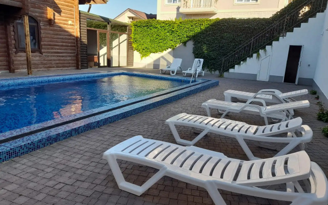 Частный Дом на Берегу Моря с Бассейном