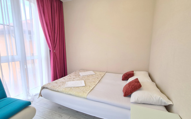 V Siriuse S Otdelnoy Spalney I Balkonom Flat