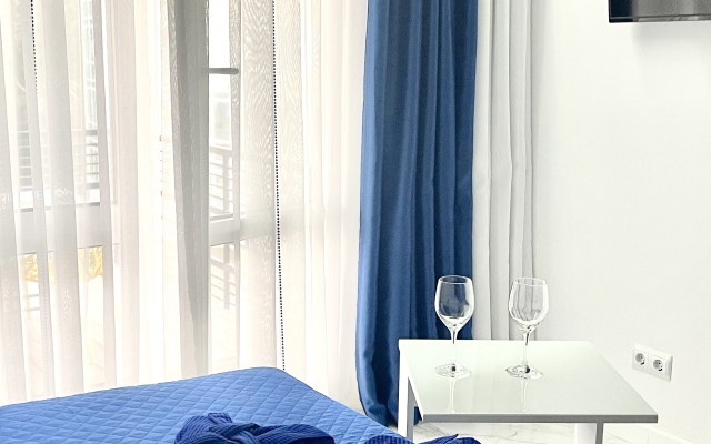 Belosnezhnaya Studiya U Morya S Lichnoy Terrasoy Apartments