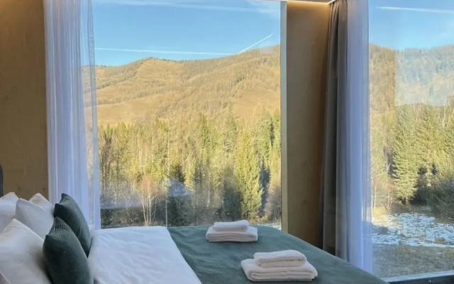 Zerkalny dom Sny Altaya s panoramnym vidom na tajgu i goru Splyk Private house