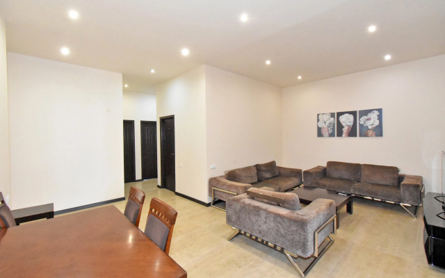 4-Komn. V Zdanii Bulvar Plaza, di644 Flat