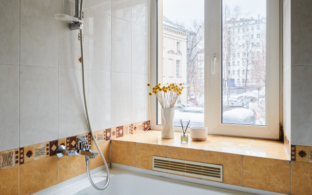 GM YArkaya Trekhkomnatnaya u Krasnoj Ploshchadi Apartments