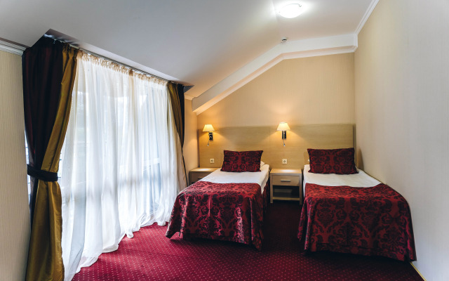 Delmont Hotel