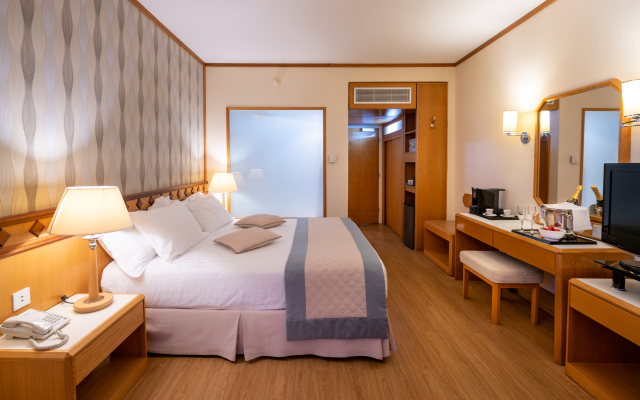 Constantinou Bros Pioneer Beach Hotel